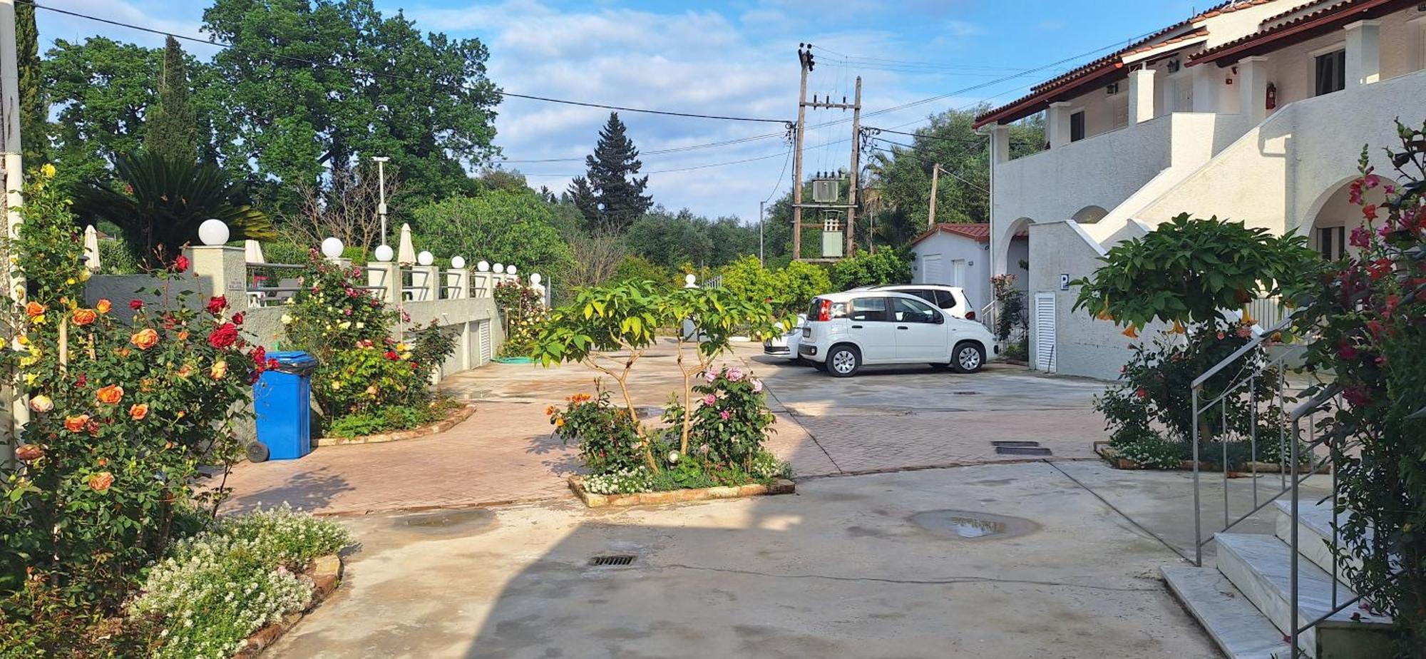 The Flower Garden Ipsos Exterior photo