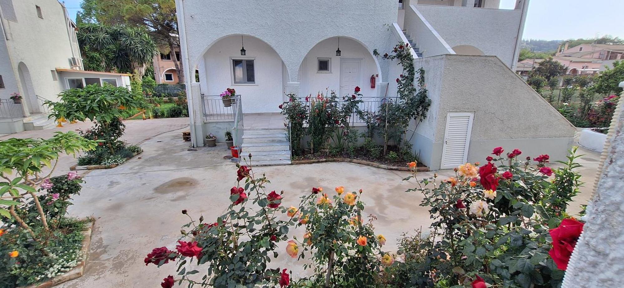 The Flower Garden Ipsos Exterior photo