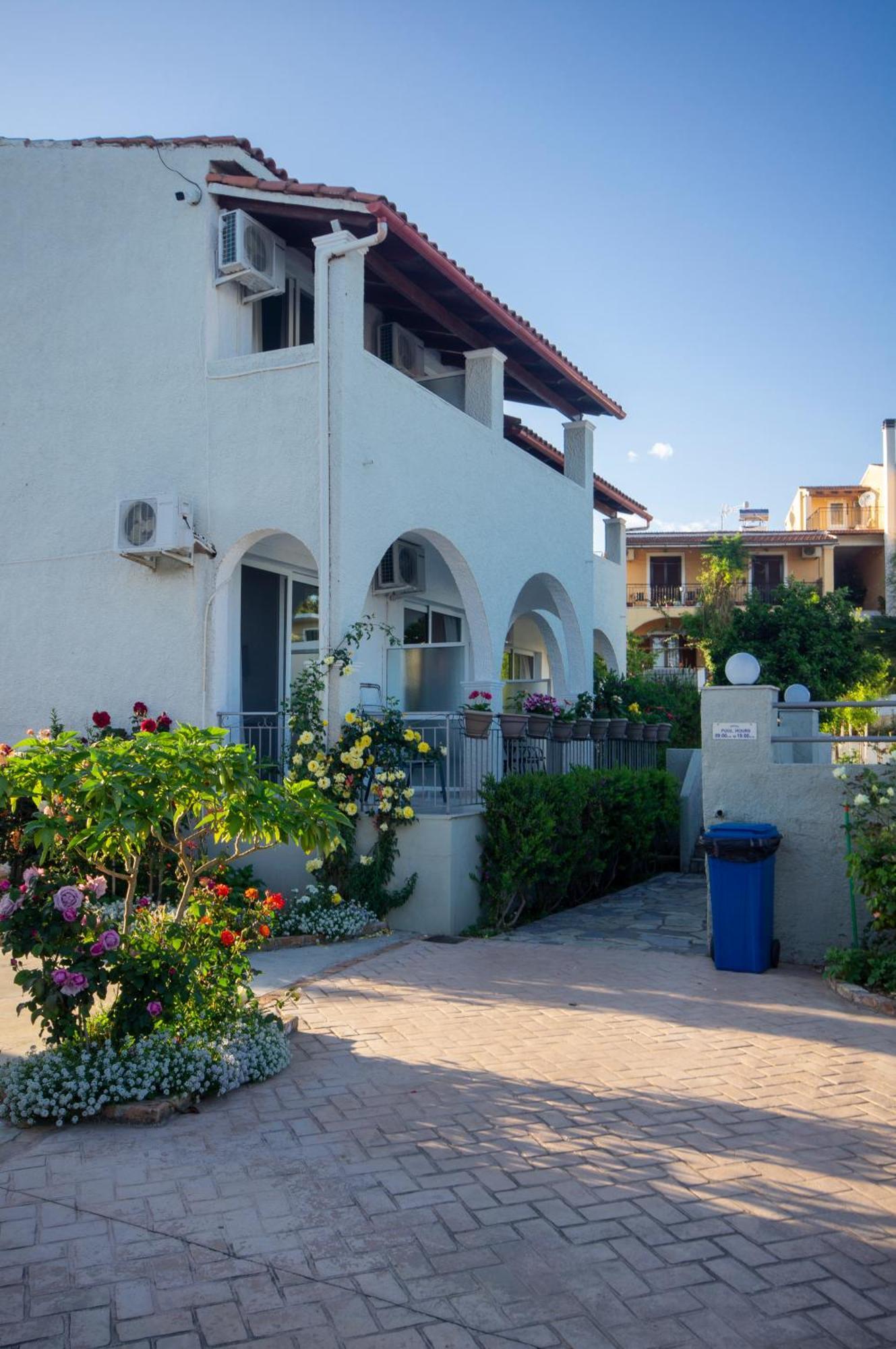 The Flower Garden Ipsos Exterior photo